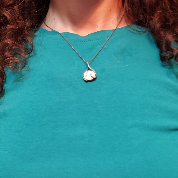 Mother of Pearl and Sterling Silver Chain and Pendant - Picture 3 of 4